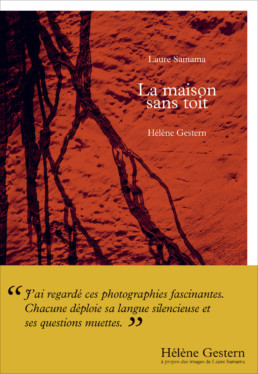 Pile de livres de La maison sans toit (photographies de Laure Samama et texte d'Hélène Gestern) publié par les Editions Light Motiv en octobre 2023