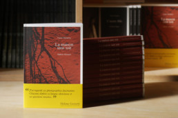 Pile de livres de La maison sans toit (photographies de Laure Samama et texte d'Hélène Gestern) publié par les Editions Light Motiv en octobre 2023